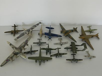 null Important lot de maquettes d'avions (montées) [états divers].