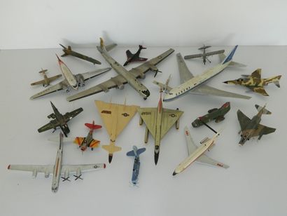 null Important lot de maquettes d'avions (montées) [états divers].