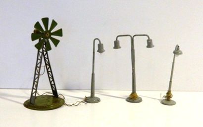 null Lot (4) : trois lampadaires électriques en tôle grise et une éolienne.
