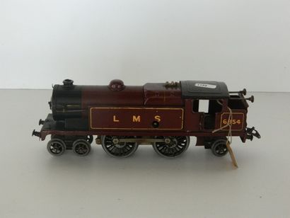 null HORNBY, loco-tender mécanique 221 en tôle peinte en brun des lignes anglaises...