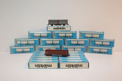 null MÄRKLIN, 24 wagons belges : 12x 4730, wagons à toits et parois coulissants (1988)...