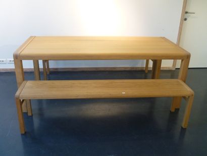 null Grande table rectangulaire Design et ses deux bancs, XXe, chêne naturel, 81x185x90...