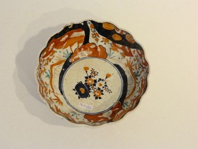 CHINE Bol polylobé à décor Imari, dynastie Qing / XIXe, porcelaine à couverte craquelée,...
