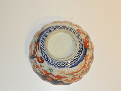 CHINE Bol polylobé à décor Imari, dynastie Qing / XIXe, porcelaine à couverte craquelée,...