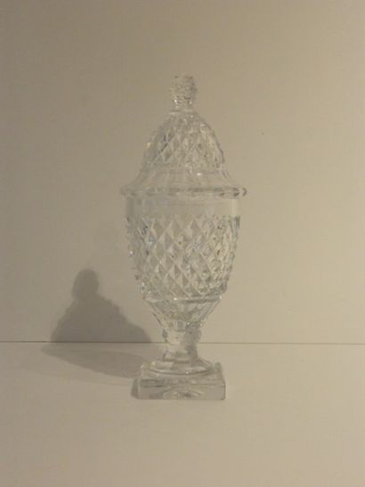 VAL-SAINT-LAMBERT Bonbonnière en cristal taillé à décor de pointes de diamant, h....