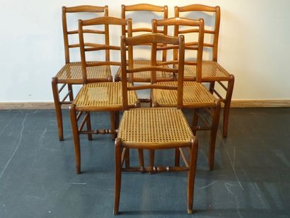 null Suite de six chaises cannées, XIXe, bois, h. 87 cm, l. 39 cm.