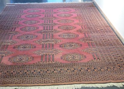 null Grand tapis de style turkmène à motifs de göls sur champ rouge, 320x245 cm ...