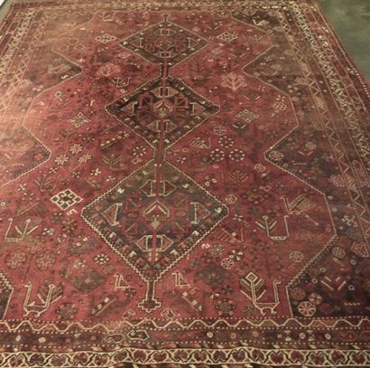 null Grand tapis ancien de style Hamadan à motifs stylisés sur champ garance, 325x235...