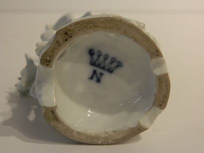 null Lot de trois sujets en porcelaine émaillée, XIXe : "Chérubin assis", h. 17 cm...