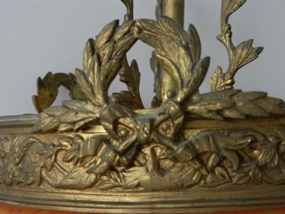 null Petite suspension néoclassique, circa 1900, verre orangé moucheté et bronze...