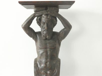null Atlante gainé en console, XVIIe, bois sculpté à patine foncée, date [1675] estampillée...