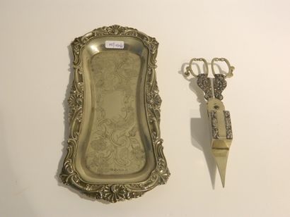 Angleterre Mouchette avec son présentoir de style Rocaille, XIXe, métal argenté,...