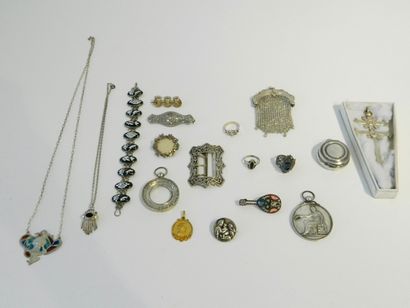 null Varia de bijoux et de menus objets : croix, médaillon, pendentifs, broches,...