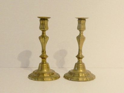 null Paire de flambeaux d'époque Louis XV, XVIIIe, laiton, h. 25,5 cm [usures, petit...