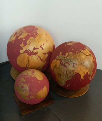 Roche-Bobois Trois globes terrestres avec leur socle, 2007, bois champlevé, marqués,...