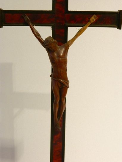 null Crucifix de style Baroque, XIXe, sujet en buis sur croix et socle en écaille...