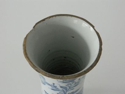 DELFT Vase de forme cornet à décor floral en camaïeu bleu, XVIIIe, faïence stannifère,...