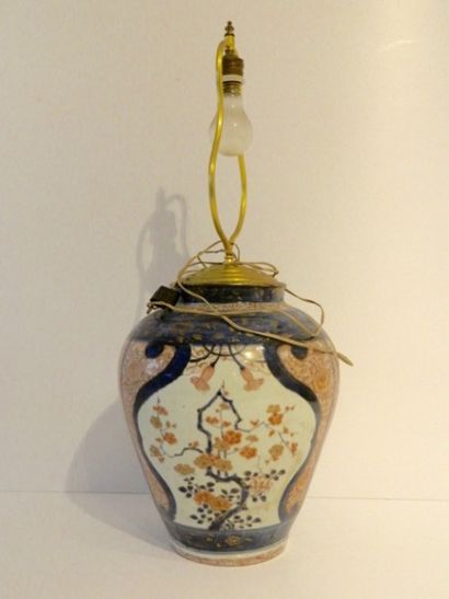 CHINE Jarre à décor Imari montée en lampe, dynastie Qing / XIXe, porcelaine, h. 35...