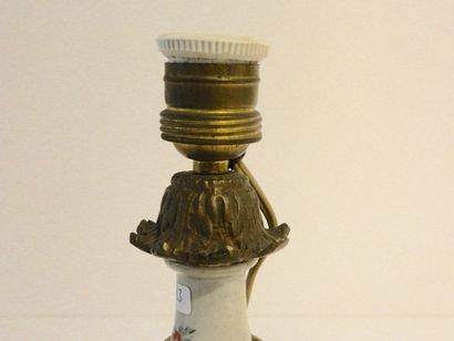CHINE Petit vase-bouteille monté en lampe, décor naturaliste polychrome, dynastie...