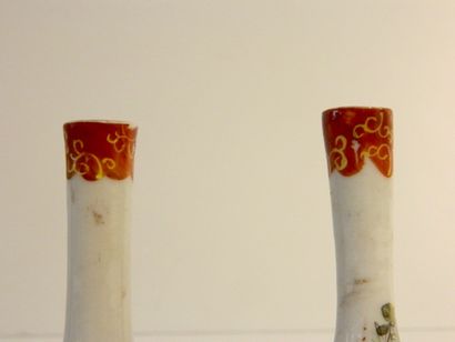 JAPON Fausse paire de petits vases-bouteilles à décor naturaliste polychrome, ère...