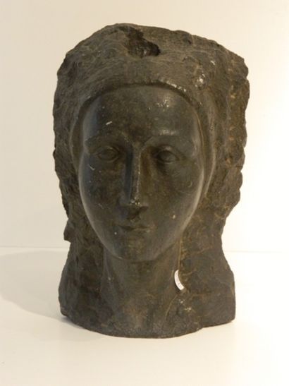 ECOLE FRANCAISE "Buste de femme", [19]35, basalte sculpté, signé et daté en bas à...