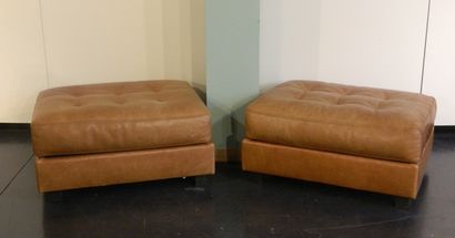 Roche-Bobois Grand canapé contemporain et une paire de poufs, circa 1980, cuir fauve,...