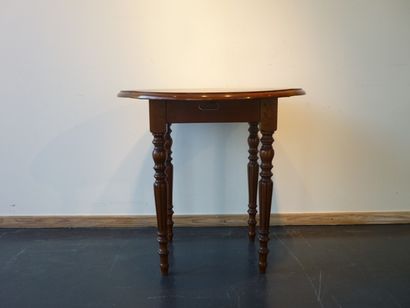 null Petite table gateleg ronde, XIXe, bois mouluré et tourné, sans allonge, h. 76...