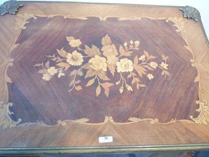 null Table à ouvrage de style Louis XV ornée de motifs floraux en marqueterie et...