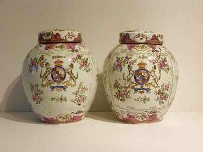 CHINE Paire de jarres couvertes à décor floral en émaux dits de la famille rose,...