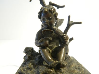 null "Chérubin assis", fin XIXe - début XXe, sujet en bronze patiné sur socle de...