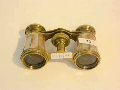 null Jumelles de théatre, XIXe, laiton et nacre, l. 9,5 cm.