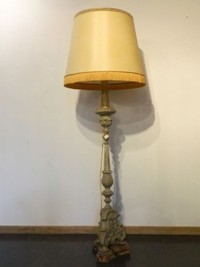 null Pique-cierge de style Baroque monté en lampe, XIXe, bois sculpté et laqué, h....