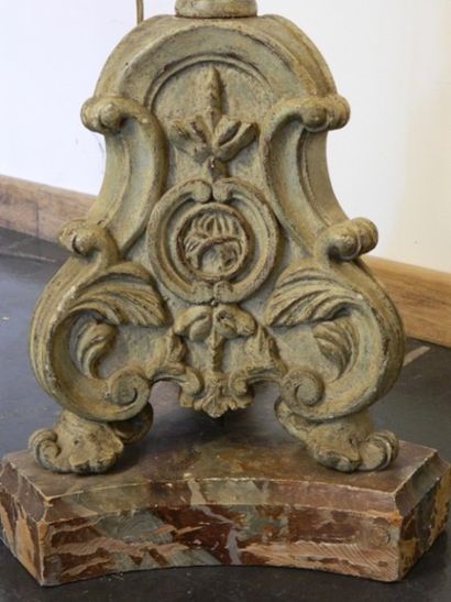 null Pique-cierge de style Baroque monté en lampe, XIXe, bois sculpté et laqué, h....