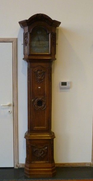 null Horloge de parquet d'époque Louis XV, travail régional, XVIIIe, chêne mouluré...