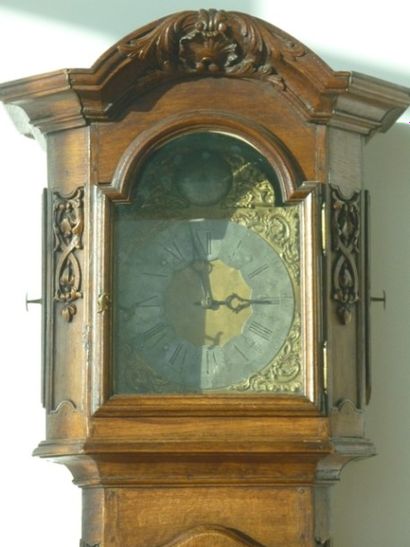 null Horloge de parquet d'époque Louis XV, travail régional, XVIIIe, chêne mouluré...