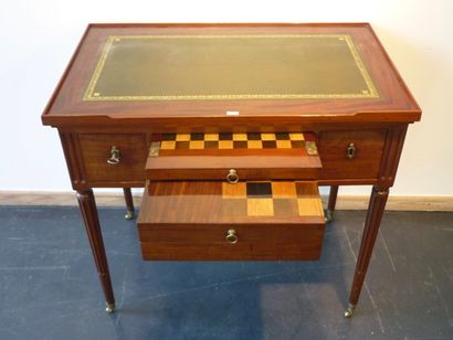 null Exceptionnelle table à jeu d'époque Louis XVI ouvrant par deux tiroirs et comprenant...