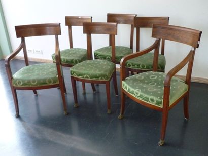 null Suite de deux fauteuils et quatre chaises Empire garnis de tissu vert orné de...