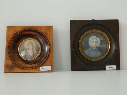 null "Femme au bonnet" et "Élégante", XIXe, deux miniatures rondes sur ivoire (?),...