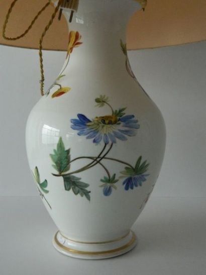 BRUXELLES Grand vase à décor floral polychrome à bords dorés monté en lampe, XIXe,...