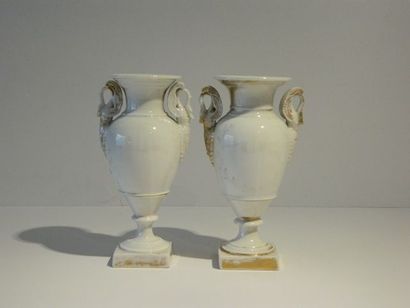 BRUXELLES Paire de vases-fuseaux à anses en cygne, traces de décor doré, XIXe, porcelaine,...