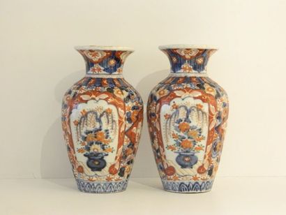 CHINE Paire de vases à décor Imari, dynastie Qing / XIXe, porcelaine, h. 25,5 cm...