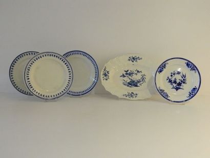 TOURNAI Plat ovale à côtes torses, décor coréen en bleu sous couverte, XVIIIe, porcelaine...