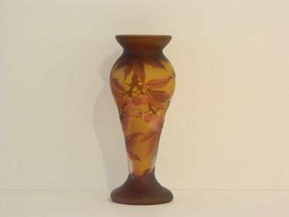 GALLÉ Émile (1846-1904) Petit vase d'époque Art nouveau à décor naturaliste, circa...