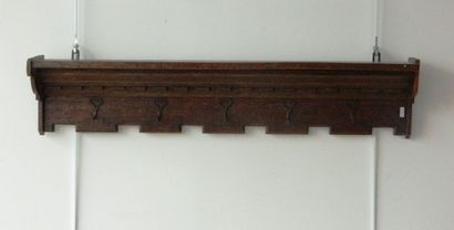 null Archelle à cinq crochets, début XXe, chêne patiné, l. 96,5 cm [manque].