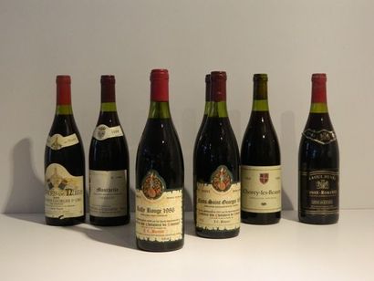 null Ensemble de neuf bouteilles de vins rouges de Bourgogne [étiquettes et hauteurs...