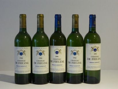 null Bordeaux, Pessac-Léognan, cinq bouteilles du Château de Fieuzal, blanc, années...