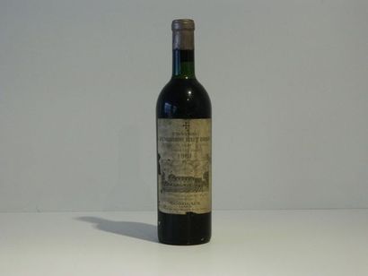 null Bordeaux, Pessac-Léognan, une bouteille du Château La Mission Haut Brion, Premier...