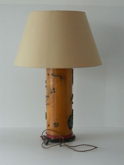 null Pied de lampe contemporain, XXe, fût cylindrique en bois incrusté, h. 90 cm...