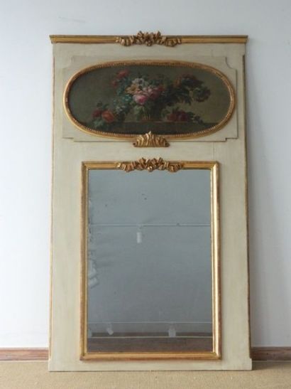 null Tumeau de style Louis XVI orné d'une huile sur toile ovale "Panier fleuri",...