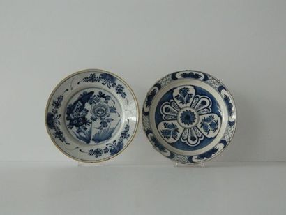 DELFT Deux assiettes aux décors en camaïeu bleu, l'une au rocher chinois, l'autre...